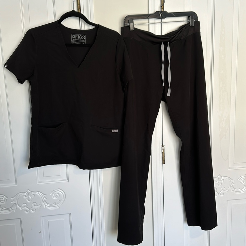 FIGS Black Scrub Set M